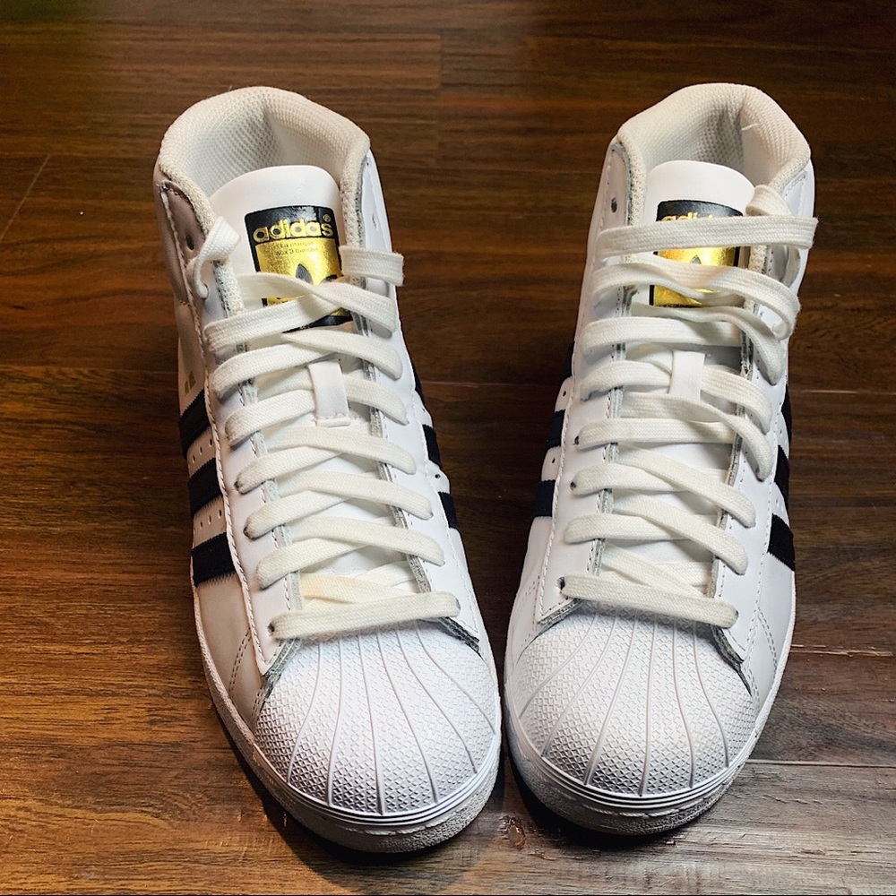 Women’s Authentic  adidas shell toe shoe size 5.5
